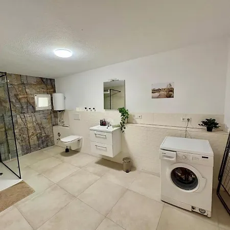 Appartement Modernes 11 Fuer Monteure Und Handwerker Mit Eigenem Parkplatz Fuer Pkw *